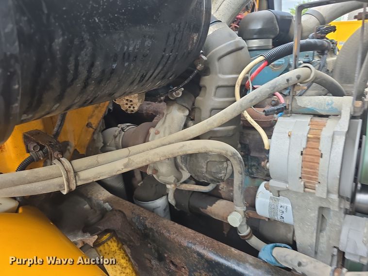 image for item DS4855 1995 International 4900 truck cab and chassis