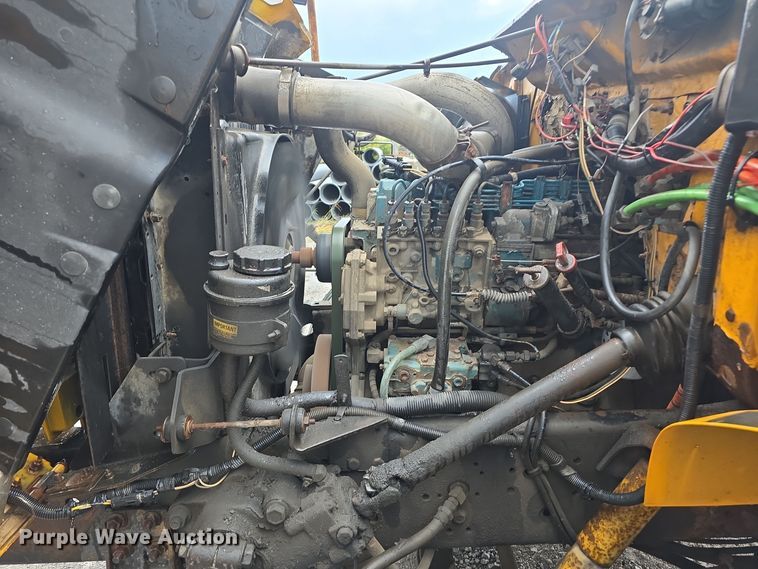 image for item DS4855 1995 International 4900 truck cab and chassis