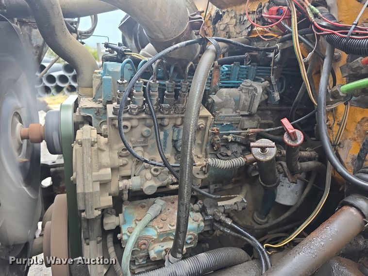 image for item DS4855 1995 International 4900 truck cab and chassis