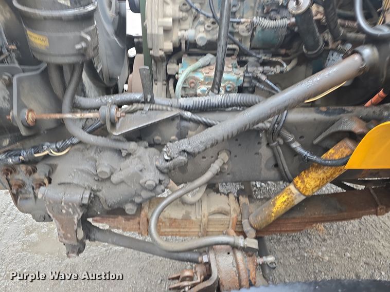 image for item DS4855 1995 International 4900 truck cab and chassis