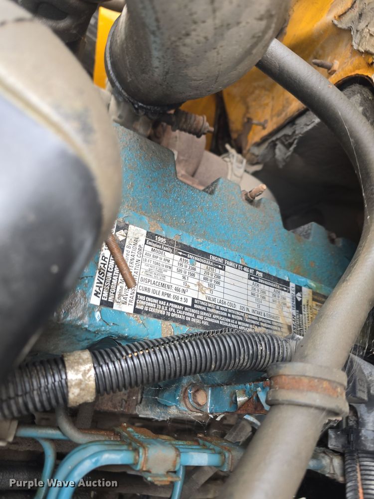 image for item DS4855 1995 International 4900 truck cab and chassis