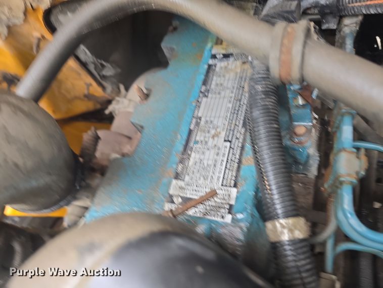 image for item DS4855 1995 International 4900 truck cab and chassis