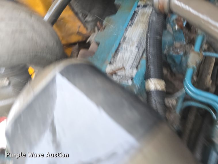 image for item DS4855 1995 International 4900 truck cab and chassis