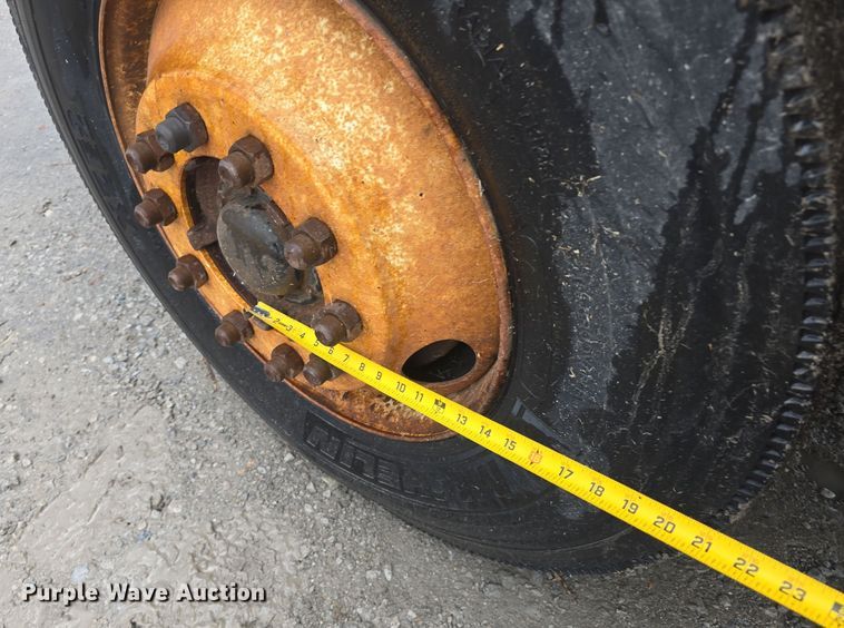 image for item DS4855 1995 International 4900 truck cab and chassis