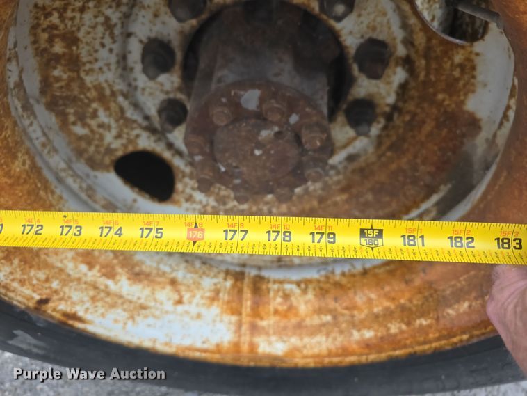 image for item DS4855 1995 International 4900 truck cab and chassis