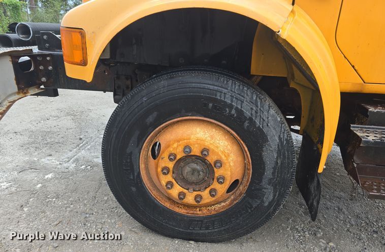 image for item DS4855 1995 International 4900 truck cab and chassis