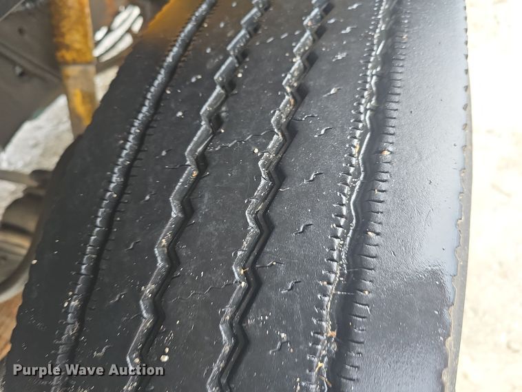 image for item DS4855 1995 International 4900 truck cab and chassis