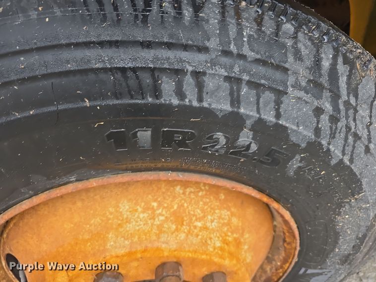 image for item DS4855 1995 International 4900 truck cab and chassis