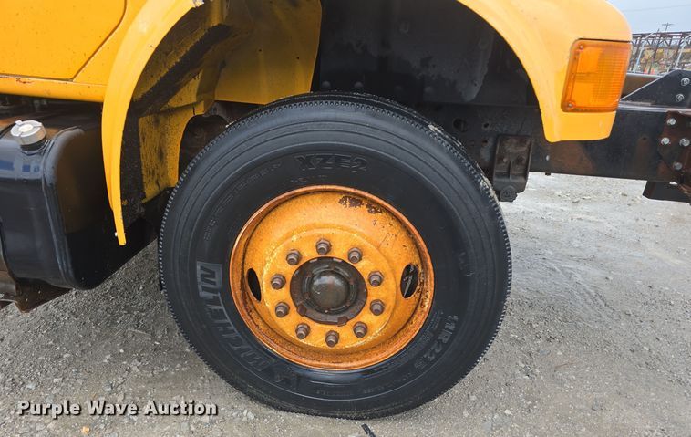 image for item DS4855 1995 International 4900 truck cab and chassis