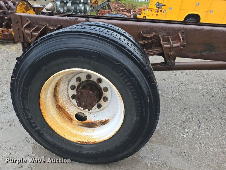 image for item DS4855 1995 International 4900 truck cab and chassis