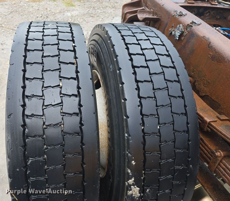 image for item DS4855 1995 International 4900 truck cab and chassis