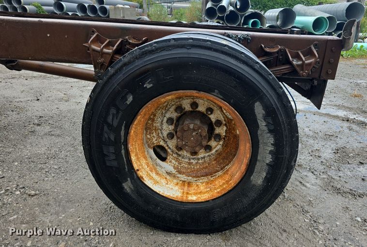 image for item DS4855 1995 International 4900 truck cab and chassis