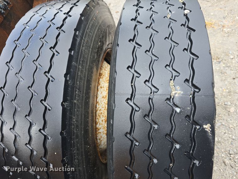 image for item DS4855 1995 International 4900 truck cab and chassis