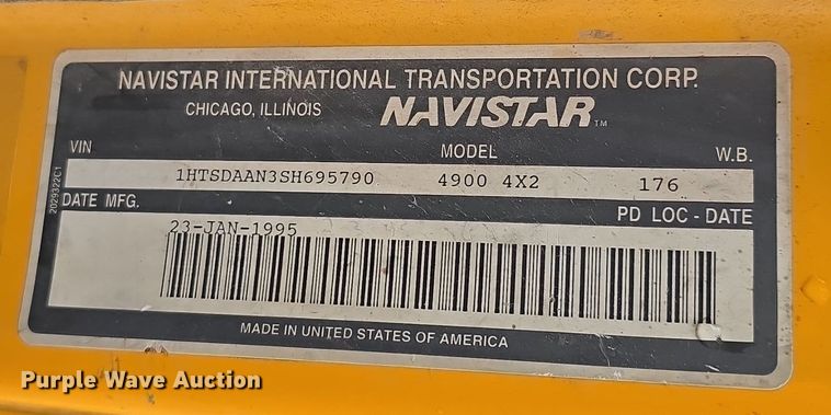 image for item DS4855 1995 International 4900 truck cab and chassis