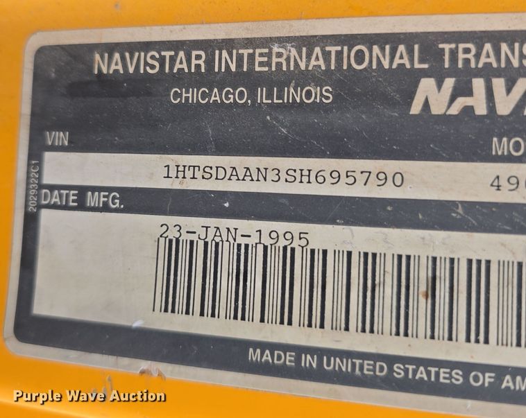 image for item DS4855 1995 International 4900 truck cab and chassis