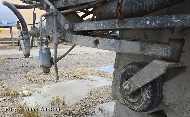 image for item DS4857 1997 LeROI International Inc. 3311x31 paint striping bed