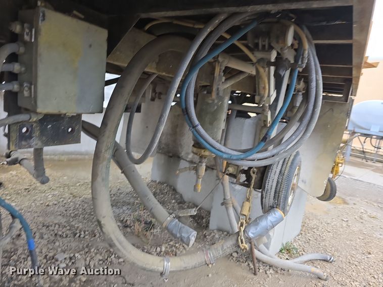 image for item DS4857 1997 LeROI International Inc. 3311x31 paint striping bed