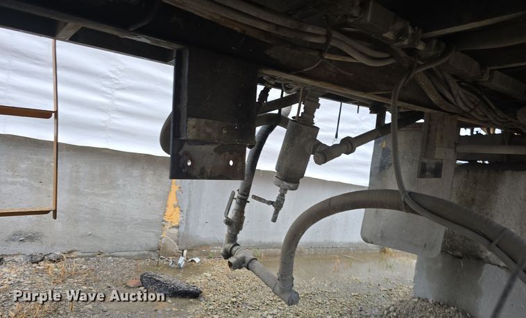 image for item DS4857 1997 LeROI International Inc. 3311x31 paint striping bed