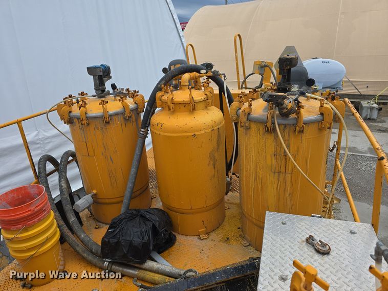 image for item DS4857 1997 LeROI International Inc. 3311x31 paint striping bed