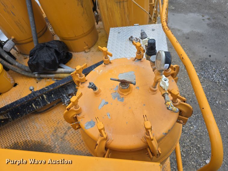 image for item DS4857 1997 LeROI International Inc. 3311x31 paint striping bed