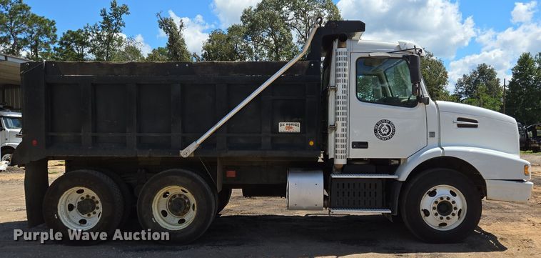 image for item DT5272 2016 Volvo VHD  dump truck