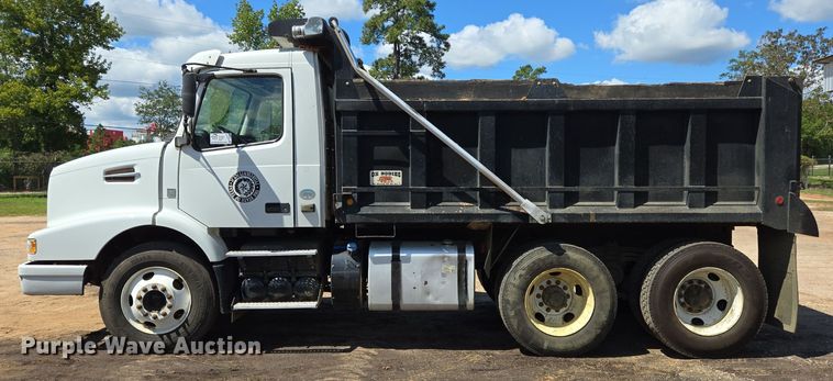 image for item DT5272 2016 Volvo VHD  dump truck