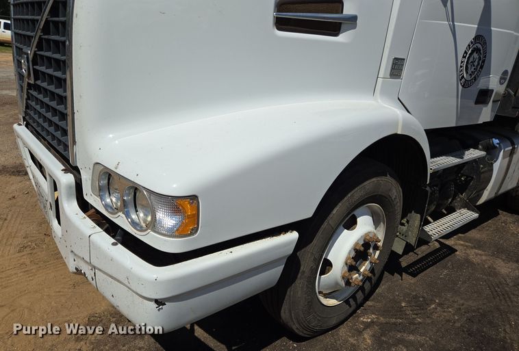 image for item DT5272 2016 Volvo VHD  dump truck