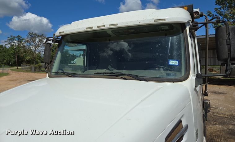 image for item DT5272 2016 Volvo VHD  dump truck