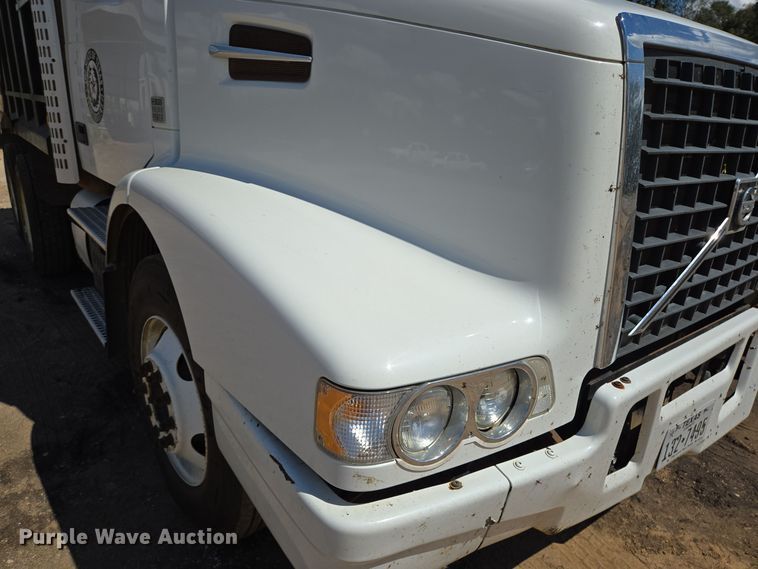 image for item DT5272 2016 Volvo VHD  dump truck