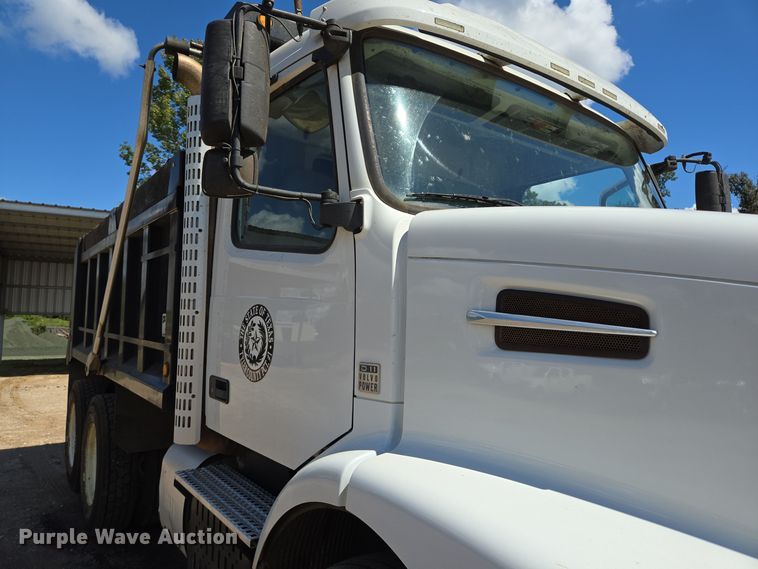 image for item DT5272 2016 Volvo VHD  dump truck