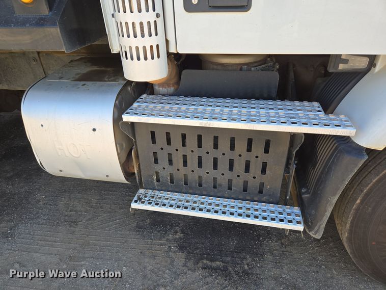 image for item DT5272 2016 Volvo VHD  dump truck