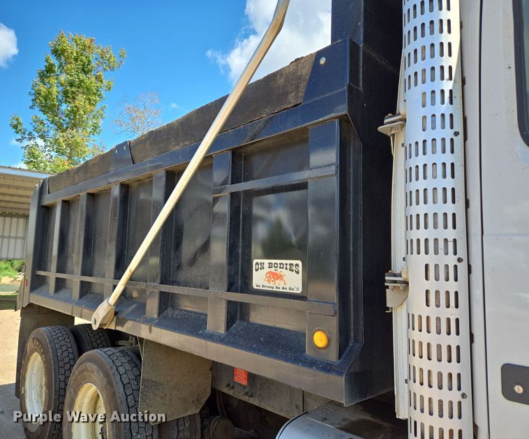 image for item DT5272 2016 Volvo VHD  dump truck