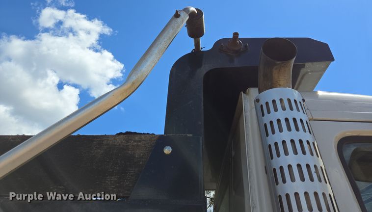 image for item DT5272 2016 Volvo VHD  dump truck