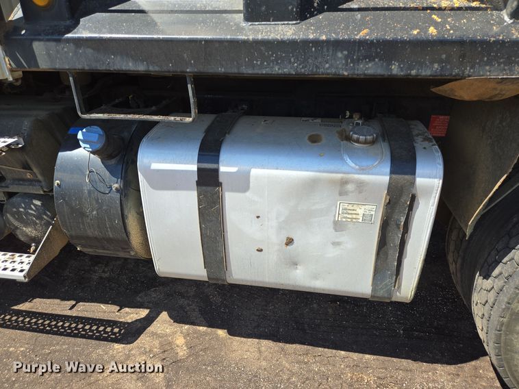 image for item DT5272 2016 Volvo VHD  dump truck