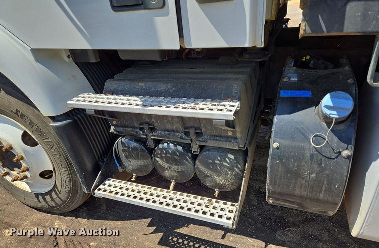 image for item DT5272 2016 Volvo VHD  dump truck