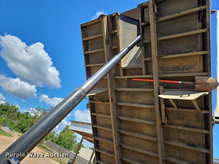 image for item DT5272 2016 Volvo VHD  dump truck