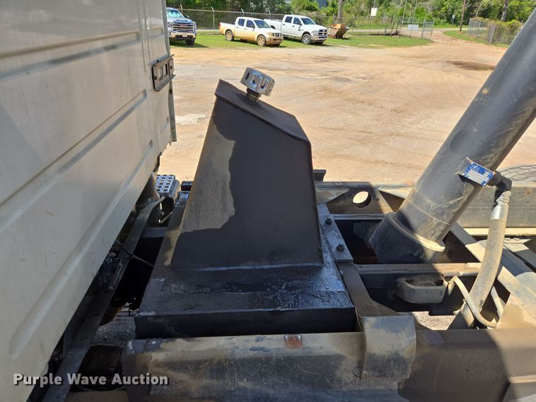 image for item DT5272 2016 Volvo VHD  dump truck