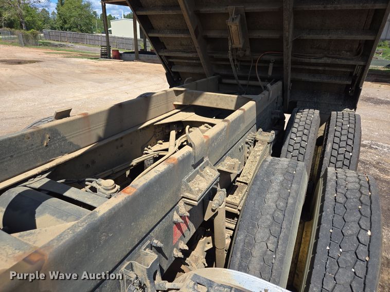 image for item DT5272 2016 Volvo VHD  dump truck