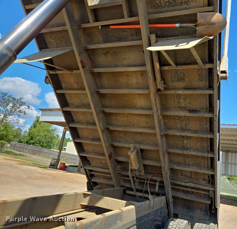 image for item DT5272 2016 Volvo VHD  dump truck