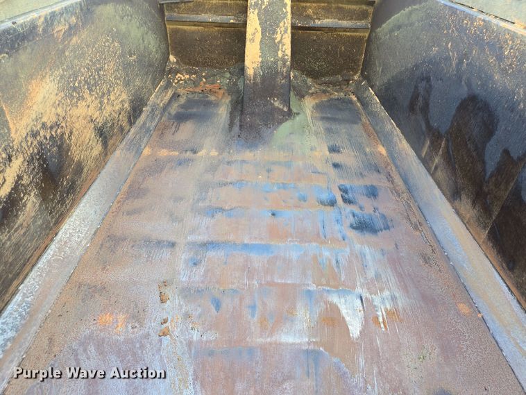 image for item DT5272 2016 Volvo VHD  dump truck