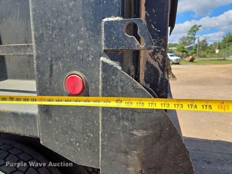 image for item DT5272 2016 Volvo VHD  dump truck