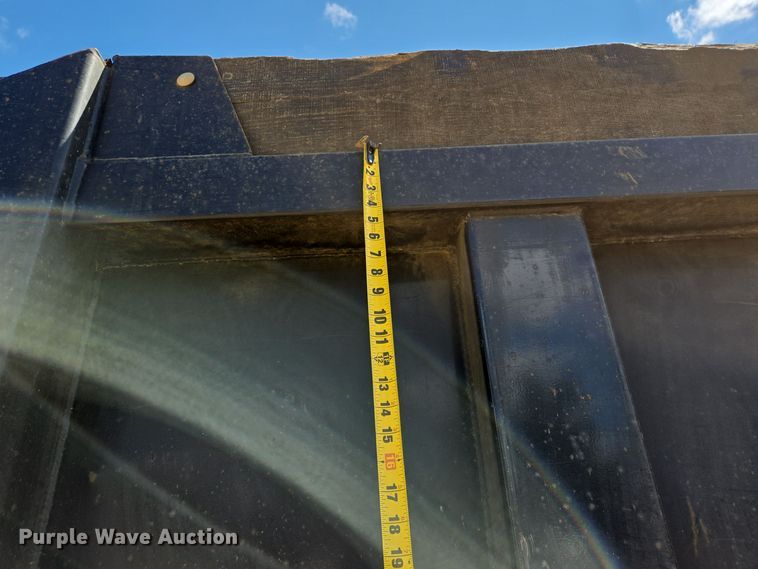 image for item DT5272 2016 Volvo VHD  dump truck