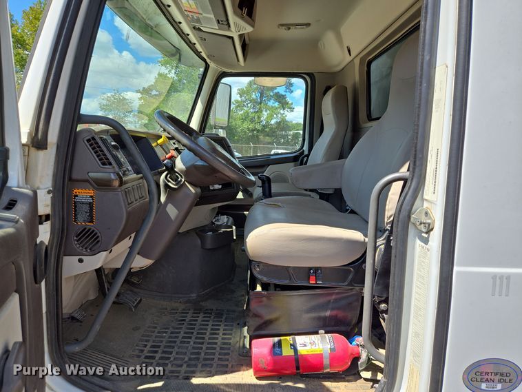 image for item DT5272 2016 Volvo VHD  dump truck