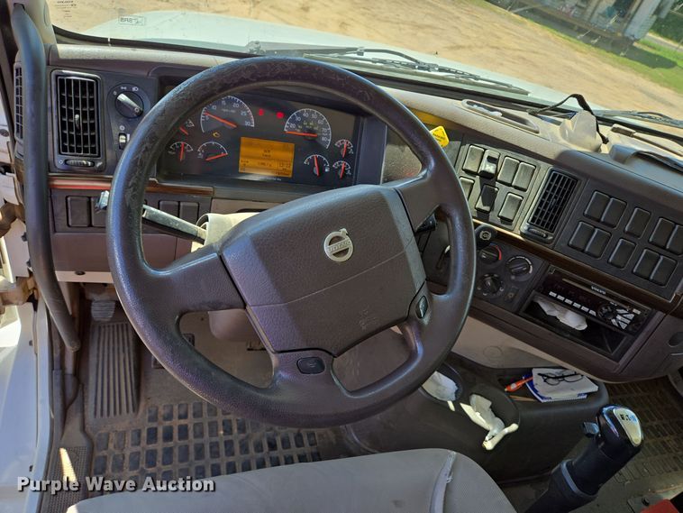 image for item DT5272 2016 Volvo VHD  dump truck