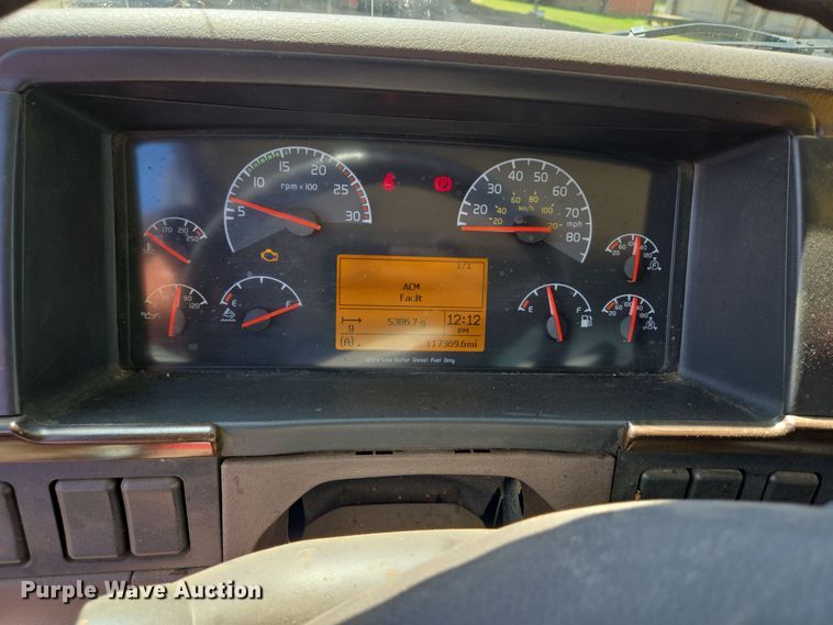 image for item DT5272 2016 Volvo VHD  dump truck