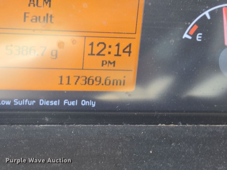 image for item DT5272 2016 Volvo VHD  dump truck