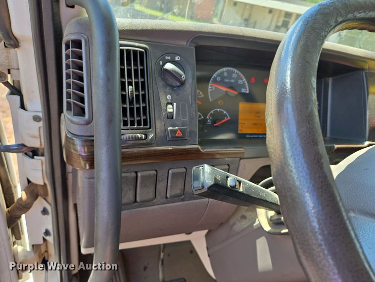 image for item DT5272 2016 Volvo VHD  dump truck