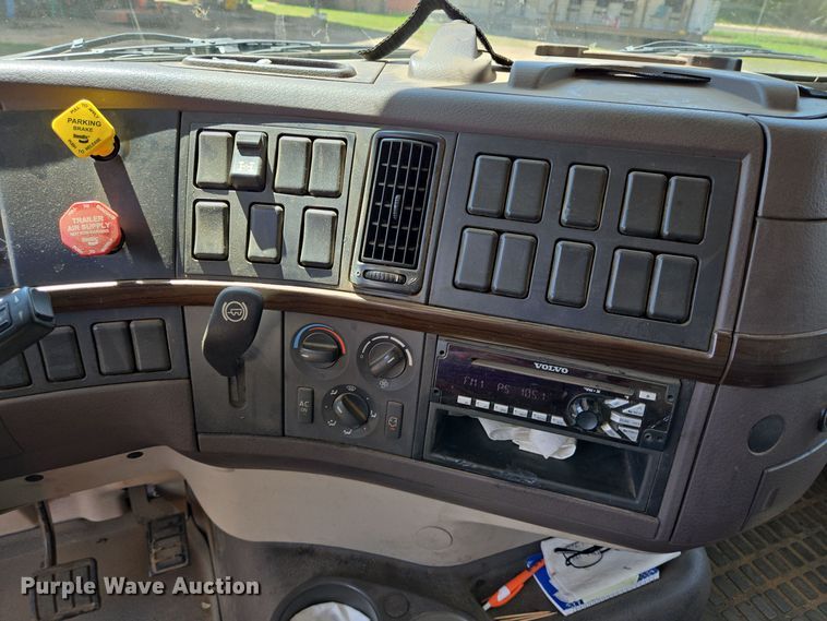 image for item DT5272 2016 Volvo VHD  dump truck