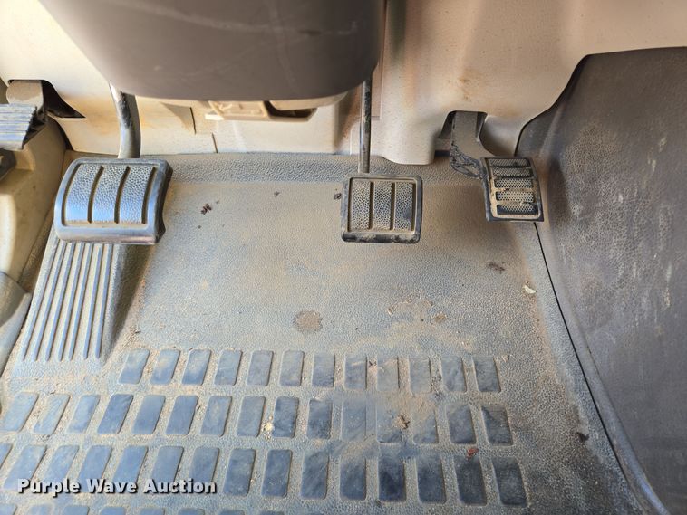 image for item DT5272 2016 Volvo VHD  dump truck