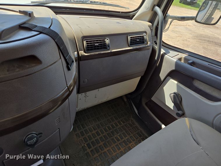 image for item DT5272 2016 Volvo VHD  dump truck